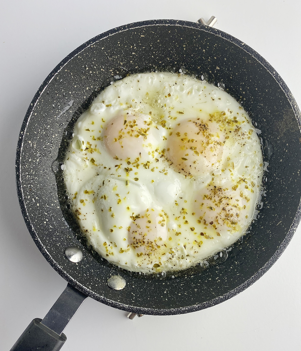 https://www.framedcooks.com/wp-content/uploads/2015/09/Perfect-fried-eggs-cooked-in-a-skillet.jpg