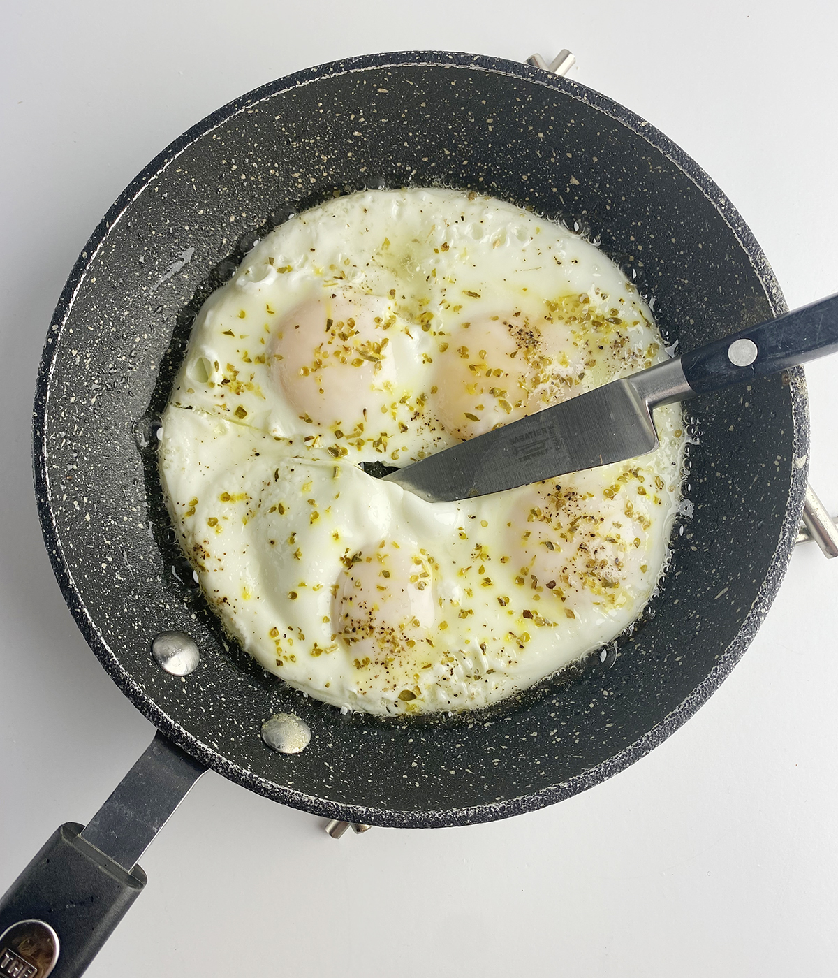 https://www.framedcooks.com/wp-content/uploads/2015/09/perfect-fried-eggs-in-a-skillet-being-cut-apart.jpg