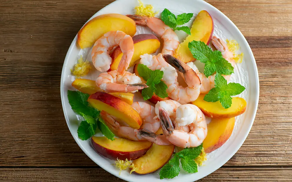 https://www.framedcooks.com/wp-content/uploads/2020/08/easy-Chilled-peach-and-shrimp-salad.jpg.webp