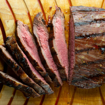 Rum steak on a cutting board.